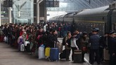 Mereka yang berkampung di Chengdu harus rela berdesakan demi mendapatkan kursi kereta dan menempuh perjalanan selama 28 jam. (China Daily via Reuters)