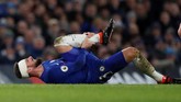 Olivier Giroud kembali mengalami cedera setelah kepalanga diperban karena bertabrakan dengan pemain West Bromwich. (REUTERS/Eddie Keogh)