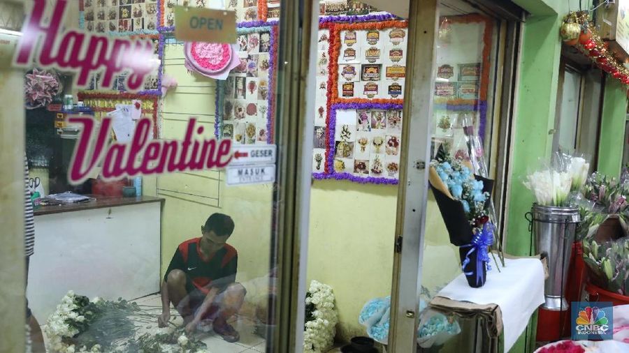 Jelang hari valentine pasar bunga Rawa Belong banyak dikunjungi pembeli.