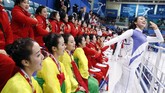 Duduk dalam enam kelompok berbeda, lebih dari 180 anggota pemandu sorak itu menampilkan koreografi yang sangat sinkron sepanjang babak kedua pertandingan. (Reuters/Grigory Dukor)