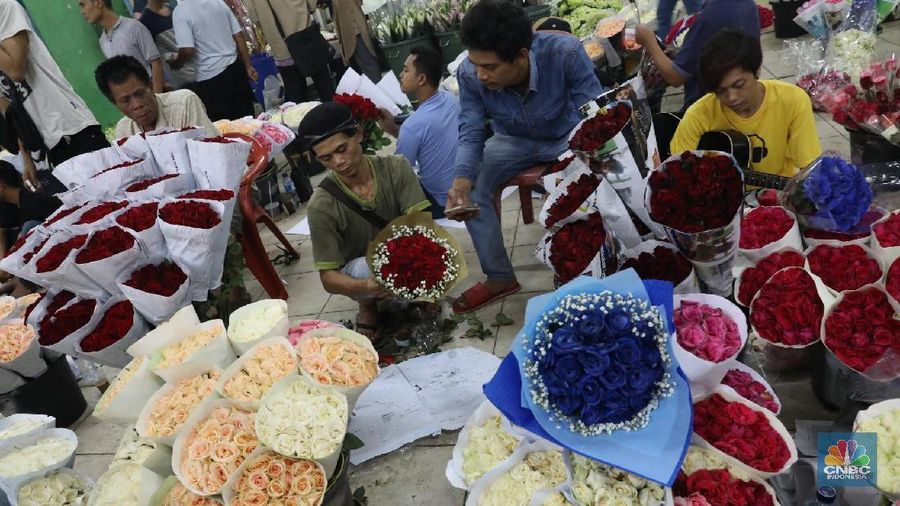 Jelang hari valentine pasar bunga Rawa Belong banyak dikunjungi pembeli.