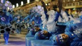 Namun Crivella menyebut bahwa momen karnaval ini adalah momen kebangkitan, harapan masyarakat Rio de Janiero untuk masa depan yang lebih baik dan penuh kebahagiaan, seperti ketika berpesta. (REUTERS/Pilar Olivares)