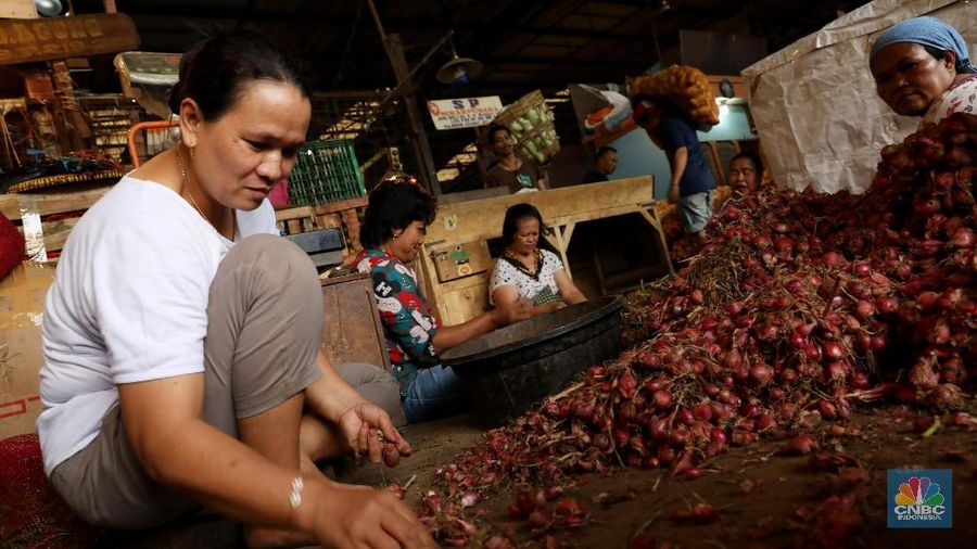 Beberapa harga komoditas pangan pantauan di Pasar Induk Kramat Jati mengalami penurunan parga