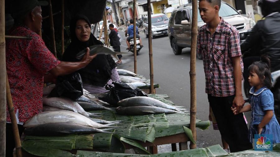 Jelang Imlek banyak pedagang Ikan Bandeng dadakan menjajakan dagagannya.