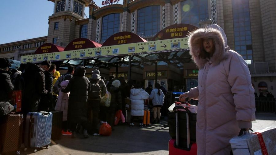 Orang-orang berbaris di Stasiun Kereta Api Beijing selama kunjungan tahunan Festival Musim Semi menjelang Jemaat Imlek di Beijing, China 12 Februari 2018. REUTERS / Thomas Peter