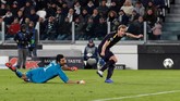 Pada menit ke-35, Tottenham Hotspur akhirnya mencetak gol balasan melalui Harry Kane. Kane melewati Gianluigi Buffon dan melepaskan tembakan ke gawang yang kosong. (Reuters/Paul Childs)