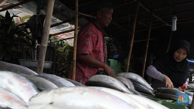 Pedagang Ikan Bandeng Bermunculan Jelang Imlek