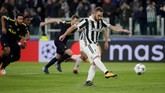 Juventus punya kesempatan untuk mencetak gol ketiga di pengujung babak pertama namun tembakan penalti Higuain membentur tiang. (REUTERS/Max Rossi)