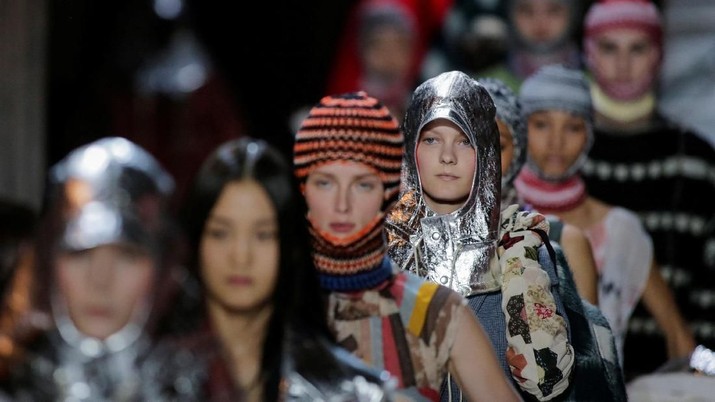 New York Fashion Week Model menyajikan kreasi dari koleksi Calvin Klein Fall / Winter 2018 selama New York Fashion Week, di New York, A.S., 13 Februari 2018. REUTERS / Eduardo Munoz