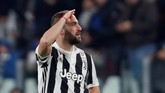 Gonzalo Higuain membuat Juventus ada di atas angin lewat dua golnya di sembilan menit awal. Gol pertama tercipta lewat tendangan voli dan dilanjutkan lewat eksekusi penalti. (Reuters/Paul Childs)