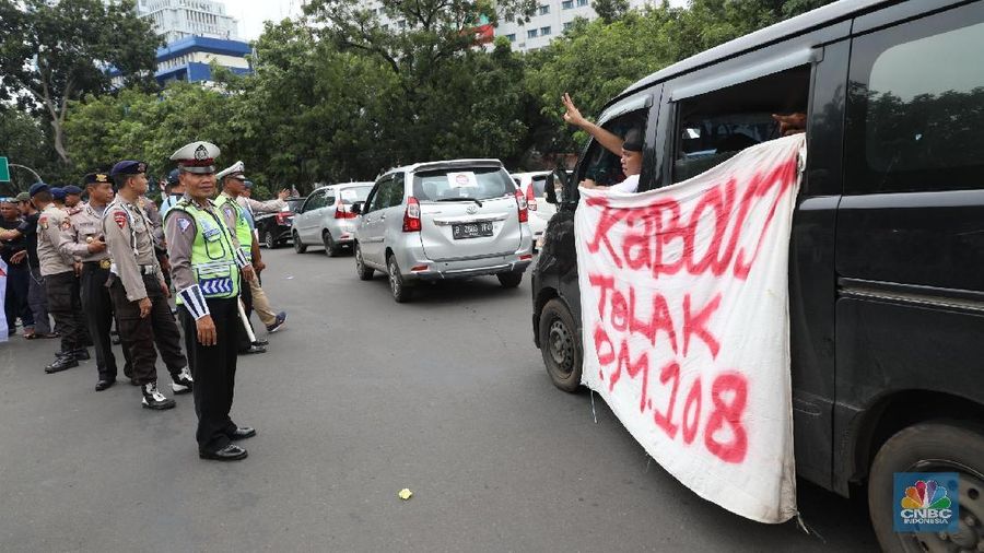 Selama ini, driver taksi online yang melanggar persyaratan baru dikenakan teguran.