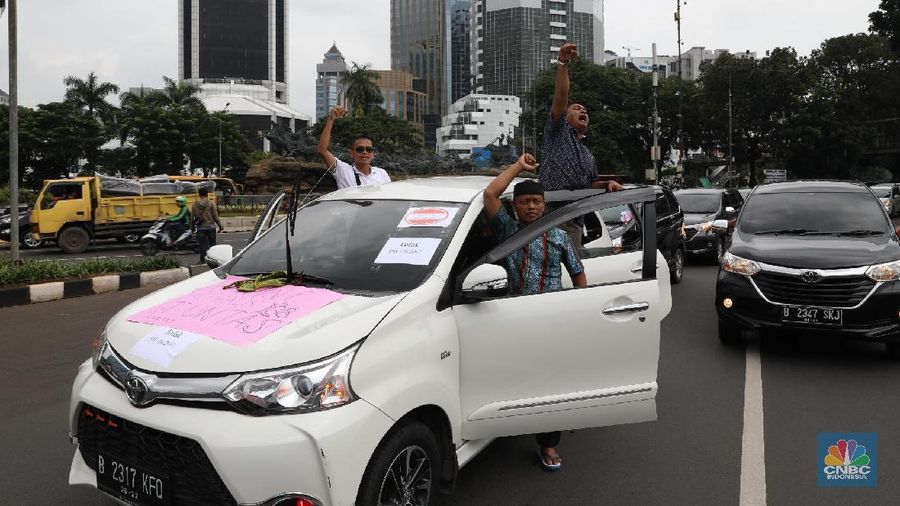 Pengemudi taksi online kembali berdemonstrasi menolak peraturan Menteri Perhubungan.