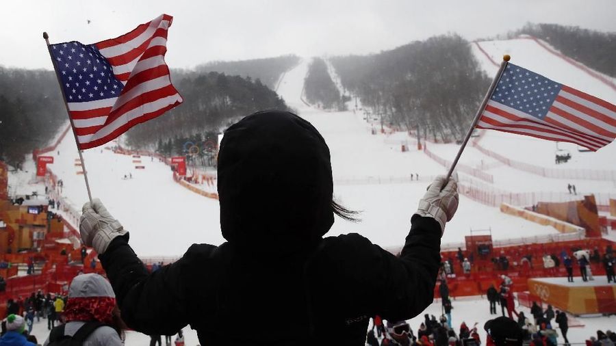 Ski Alpine - Olimpiade Musim Dingin Pyeongchang 2018 - Slalom Putri - Pusat Alpine Yongpyong - Pyeongchang, Korea Selatan - 14 Februari 2018 - Bendera gelombang A.S. mengepung bendera sebelum Run Slalom Putri 1. REUTERS / Mike Segar