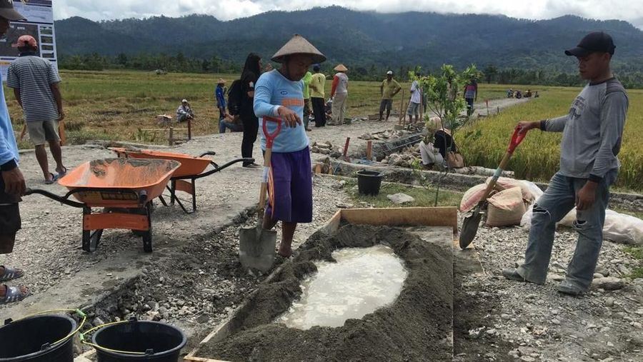 Presiden Tinjau Program Padat Karya Tunai di Seram Bagian Barat.