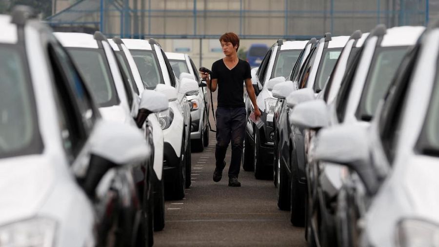 FILE PHOTO: A worker checks cars made by GM Korea in a yard of GM Korea's Bupyeong plant before they are transported to a port for export, in Incheon, west of Seoul August 9, 2013.  REUTERS/Lee Jae-Won/File Photo