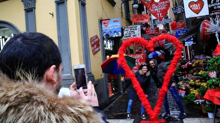 Pasangan berpose di Hari Valentine di Naples, Italia 14 Februari 2018. REUTERS / Tony Gentile