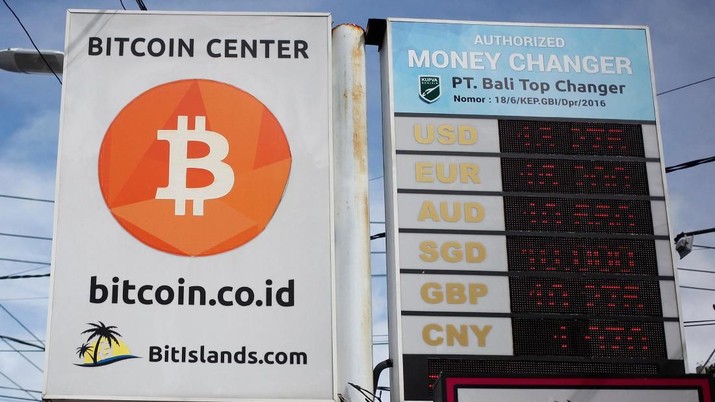 INDONESIA-BITCOIN/ A Bitcoin sign is seen in Kuta on the resort island of Bali, Indonesia January 18, 2018. Picture taken January 18, 2018. REUTERS/Nyimas Laula