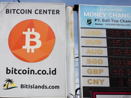 demokratiniai bitcoins kaip prekiauti bitcoin jae
