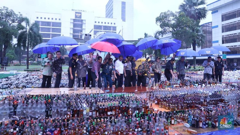 Pemusnahan barang-barang ilegal yang nilainya mencapai Rp 45 miliar.