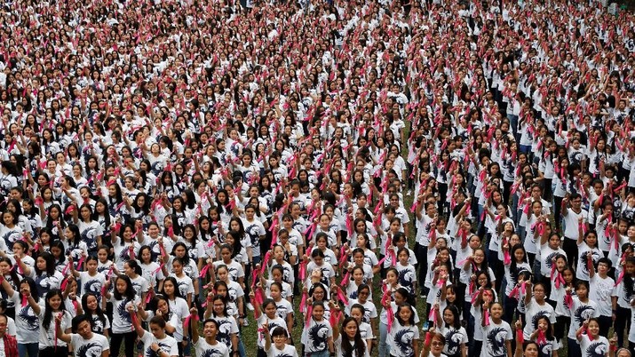 Mahasiswa Filipina ambil bagian dalam kampanye Satu Milyar Miliar di seluruh dunia untuk mengakhiri kekerasan terhadap wanita selama perayaan Hari Valentine di Kolese St Scholastica di Manila, Filipina 14 Februari 2018. REUTERS / Erik De Castro