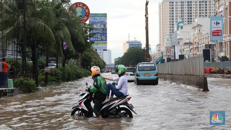 Hujan deras yang melanda Jakarta menyebabkan kawasan Kelapa Gading Banjir.
