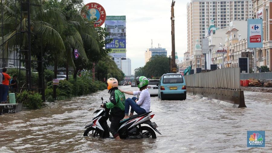 Suasana Banjir di Kawasan Kelapa Gading, Jakarta, Kamis (15/2/2018). Hujan deras yang cukup lama membuat kawasan pertokoan dan ruko elit di kawasan tersebut banjir. (²©²ÊÍøÕ¾/Muhammad Sabki)
