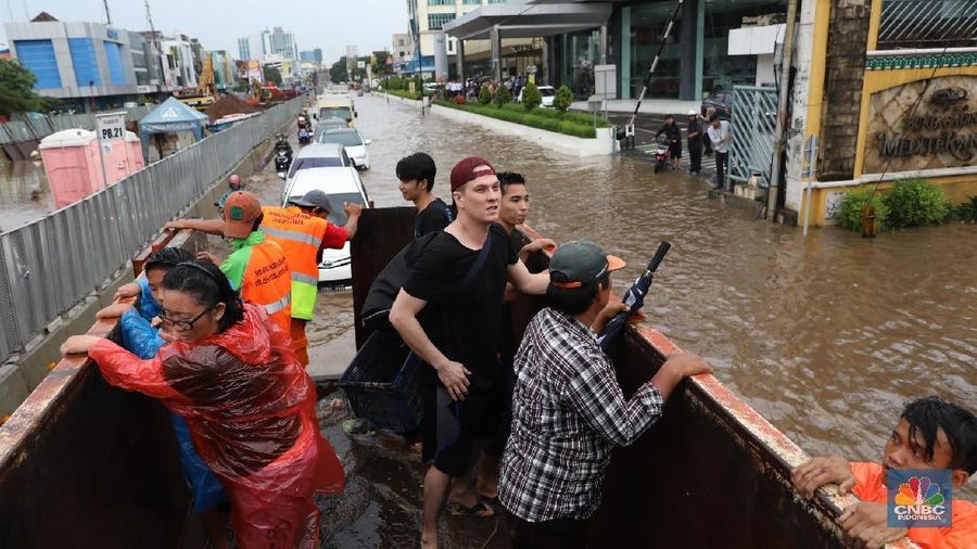 Hujan deras yang melanda Jakarta menyebabkan kawasan Kelapa Gading Banjir.