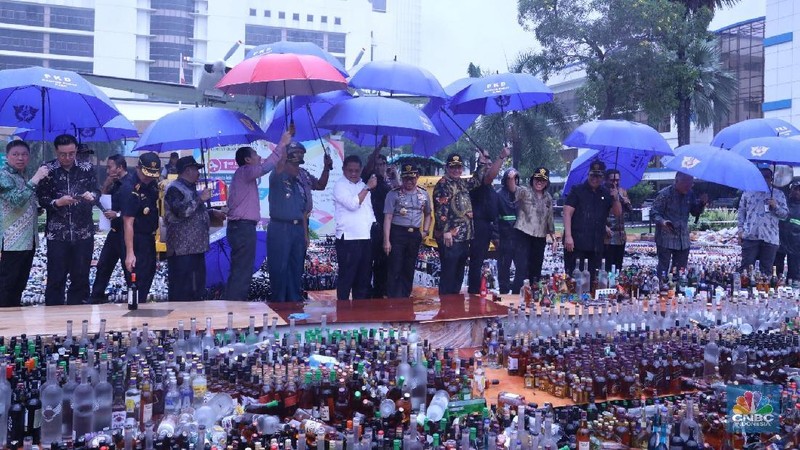 Pemusnahan barang-barang ilegal yang nilainya mencapai Rp 45 miliar.