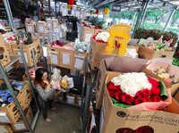 Bisnis Bunga Merekah Selama Perayaan Valentine dan Imlek