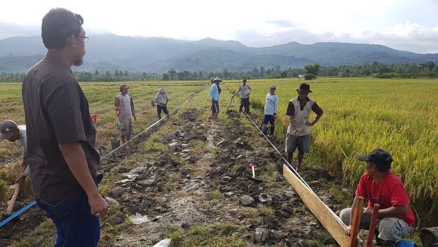 Kementerian Pekerjaan Umum dan Perumahan Rakyat (PUPR) melaksanakan Program Padat Karya Tunai (PKT) irigasi di Desa Gemba Waimital, Kabupaten Seram Bagian Barat (SBB), Pulau Seram, Provinsi Maluku. Kegiatan yang dilakukan berupa pembangunan saluran irigasi kecil sepanjang 3,6 km. (foto : Biro Komunikasi Publik Kementerian PUPR)