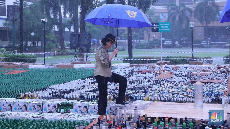 Pemusnahan barang-barang ilegal yang nilainya mencapai Rp 45 miliar.