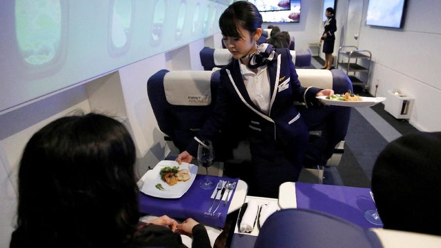 Sensasi keliling dunia secara virtual di restoran First Airlines.