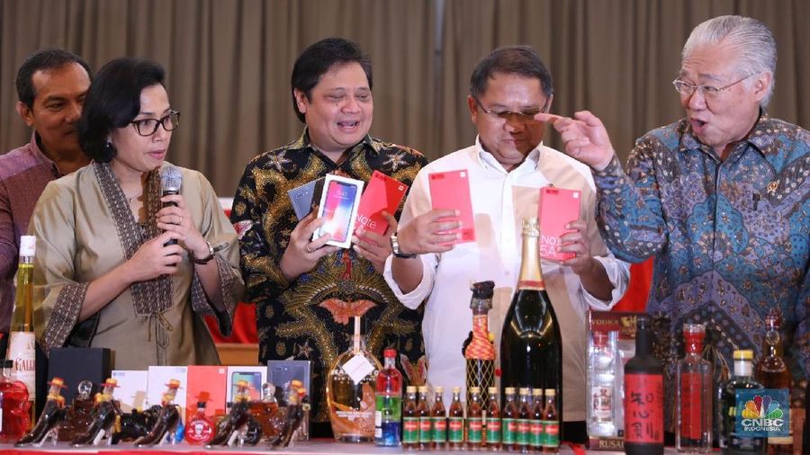 Pemusnahan barang-barang ilegal yang nilainya mencapai Rp 45 miliar.