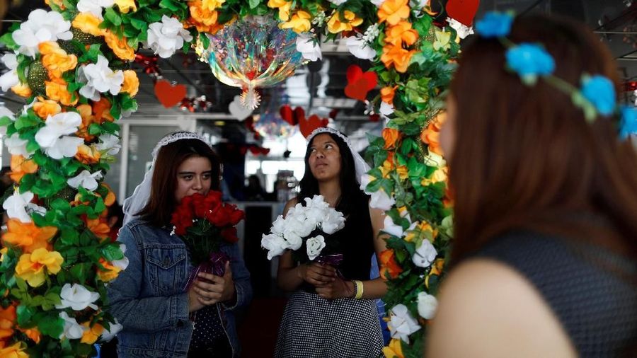 Para pengiring pengantin bisa bertugas dalam mengatur konsumsi bagi tamu atau saat memilih gaun untuk pengantin wanita.
