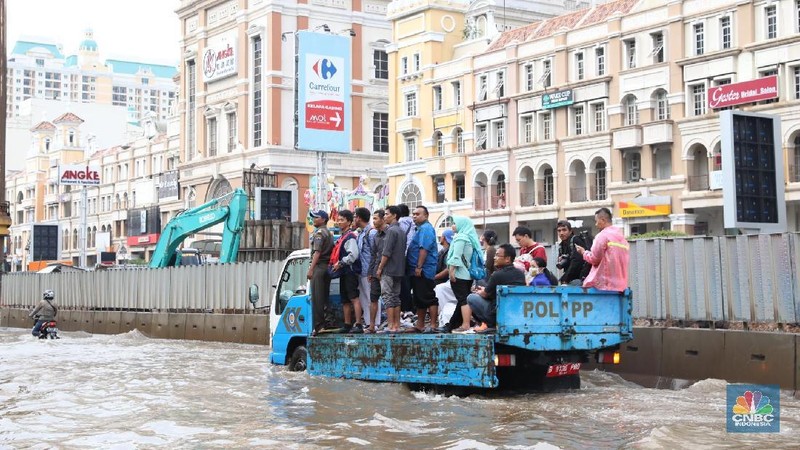 Hujan deras yang melanda Jakarta menyebabkan kawasan Kelapa Gading Banjir.