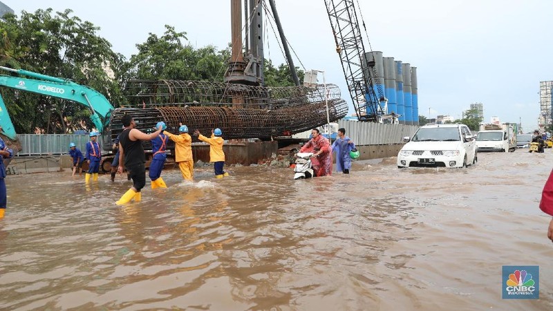 Hujan deras yang melanda Jakarta menyebabkan kawasan Kelapa Gading Banjir.