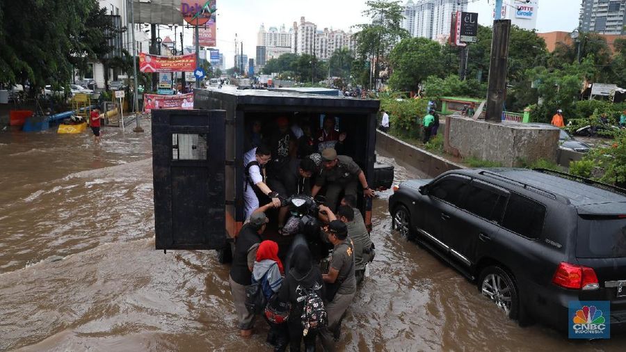 Hujan deras yang melanda Jakarta menyebabkan kawasan Kelapa Gading Banjir.