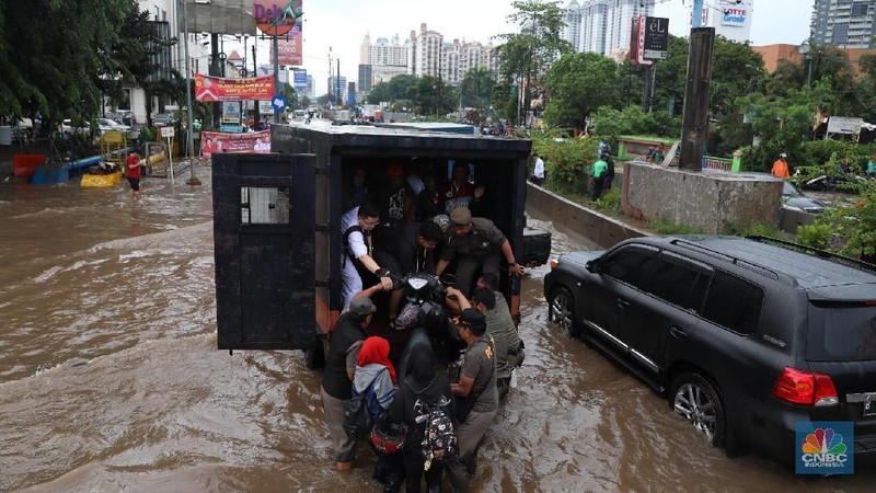 Hujan deras yang melanda Jakarta menyebabkan kawasan Kelapa Gading Banjir.