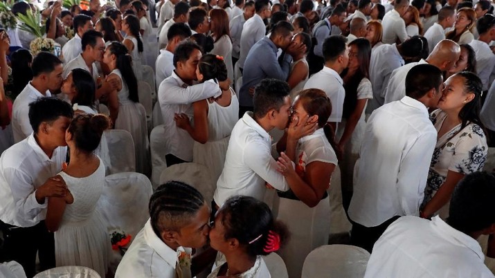 Pasangan Filipina mencium saat upacara pernikahan massal menjelang perayaan Hari Valentine di Subic, Zambales, Filipina, (13/02/2018) . REUTERS / Erik De Castro