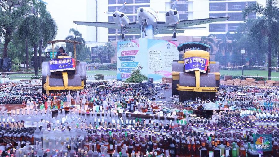 Pemusnahan barang-barang ilegal yang nilainya mencapai Rp 45 miliar.