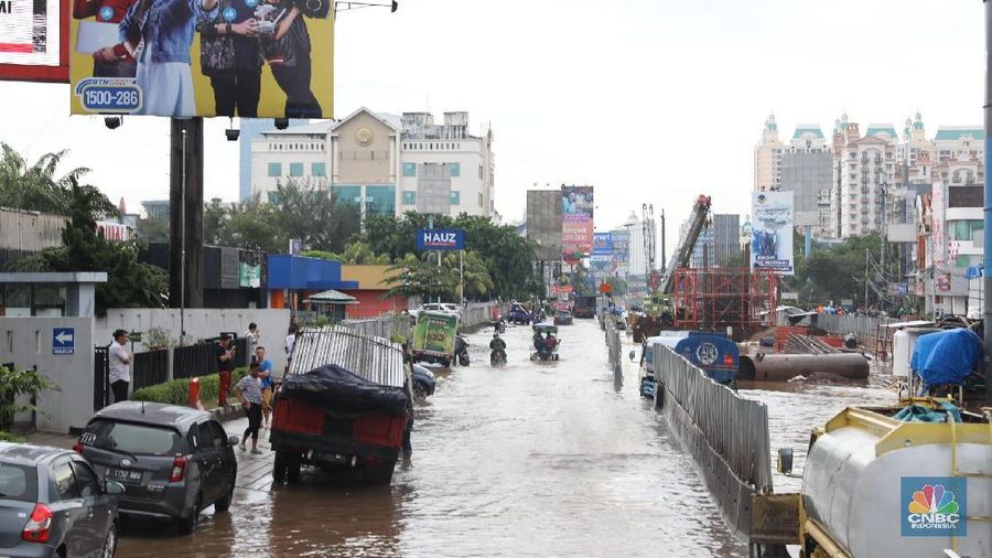 Suasana Banjir di Kawasan Kelapa Gading,  Jakarta,  Kamis (15/2/2018). Hujan deras yang cukup lama membuat kawasan pertokoan dan ruko elit di kawasan tersebut banjir. (CNBC Indonesia/Muhammad Sabki)