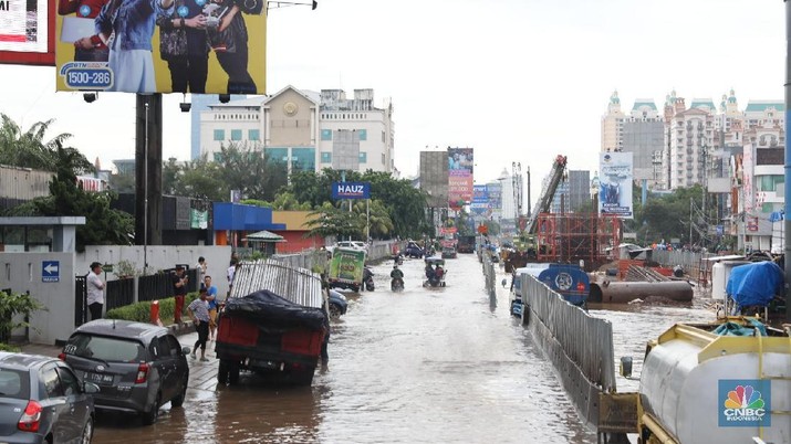 Suasana Banjir di Kawasan Kelapa Gading,  Jakarta,  Kamis (15/2/2018). Hujan deras yang cukup lama membuat kawasan pertokoan dan ruko elit di kawasan tersebut banjir. (CNBC Indonesia/Muhammad Sabki)