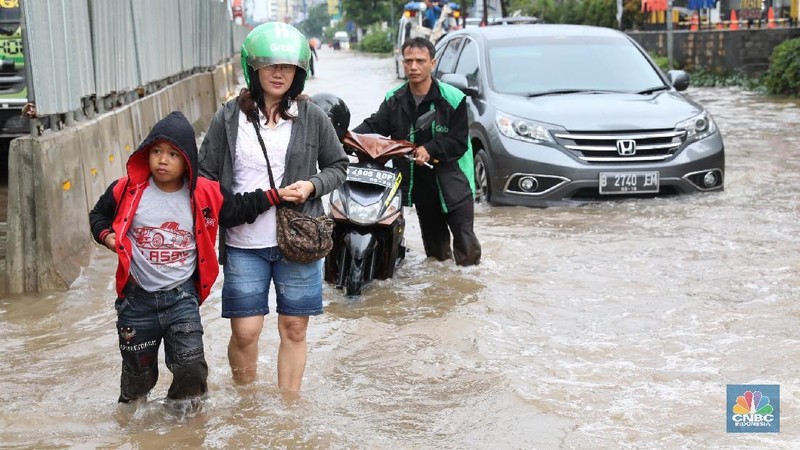 Hujan deras yang melanda Jakarta menyebabkan kawasan Kelapa Gading Banjir.