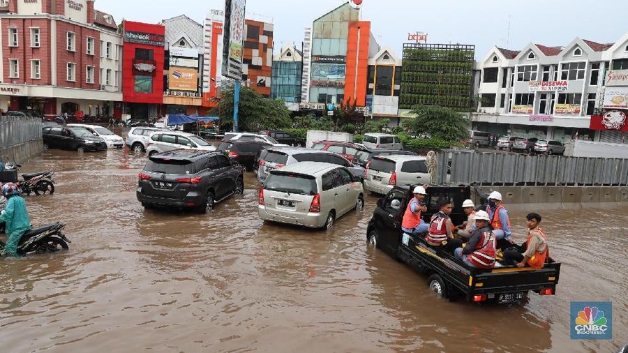 Suasana Banjir di Kawasan Kelapa Gading,  Jakarta,  Kamis (15/2/2018). Hujan deras yang cukup lama membuat kawasan pertokoan dan ruko elit di kawasan tersebut banjir. (CNBC Indonesia/Muhammad Sabki)