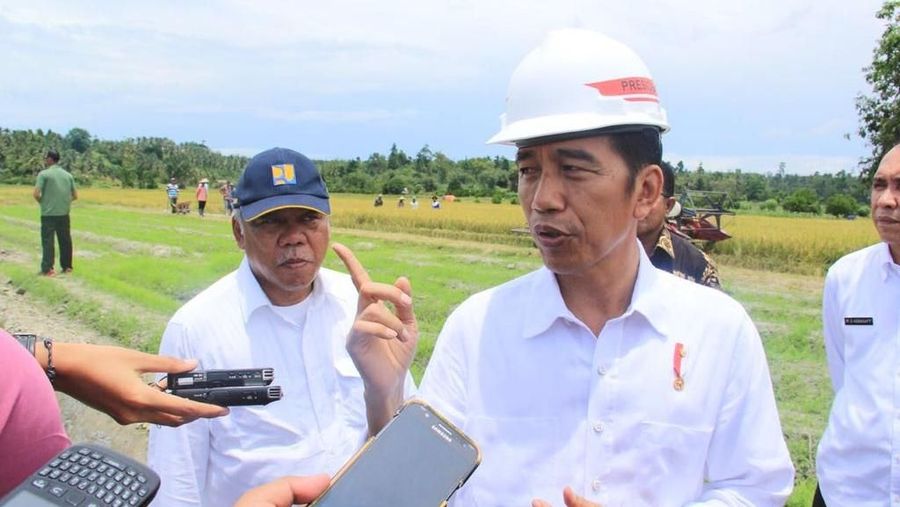 Presiden Tinjau Program Padat Karya Tunai di Seram Bagian Barat.