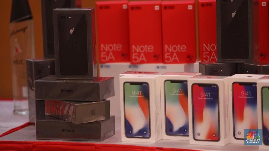 Petugas bea cuka di Shenzen, pergoki sekelompok kriminal yang menyulundupkan paket yang berisi Iphone dengan menggunakan drone.