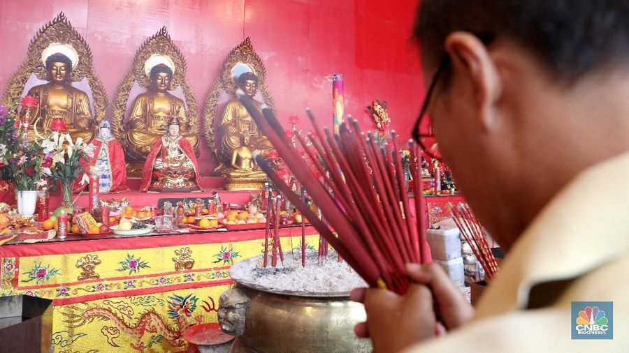 Warga keturunan Tionghoa melakukan perayaan tahun Baru Imlek 2569.