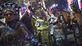 Penari mengenakan kostum Opera Pekin bersiap-siap untuk berparade dekat taman Surga Tang di Xian, Prov. Shaanxi, China, jelang perayaan Tahun Baru Imlek 2018. Di China, perayaan tahun baru Imlek sendiri bisa berlangsung hingga satu pekan. (AFP PHOTO / FRED DUFOUR)