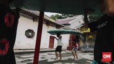 Barongsai sempat tenggelam pada '70-an karena kondisi politis yang saat itu terjadi di Indonesia. Awal 2000-an barongsai mulai bangkit dengan maraknya perayaan Imlek bagi masyarakat Tionghoa, setelah Presiden Indonesia keempat Gusdur memberi peluang itu. (CNNIndonesia/Adhi Wicaksono)