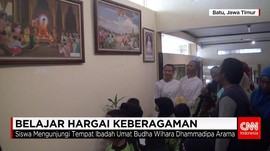 Siswa Madrasah Belajar Sejarah Budha di Wihara